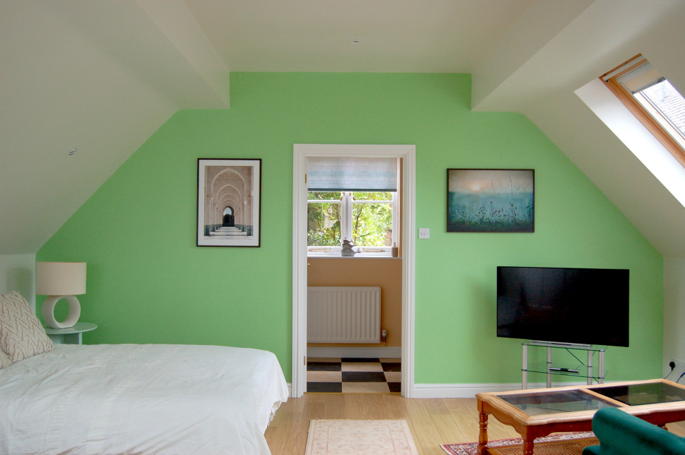 Ispirazione per una camera da letto minimalista di medie dimensioni con pareti verdi, pavimento beige e pavimento in laminato