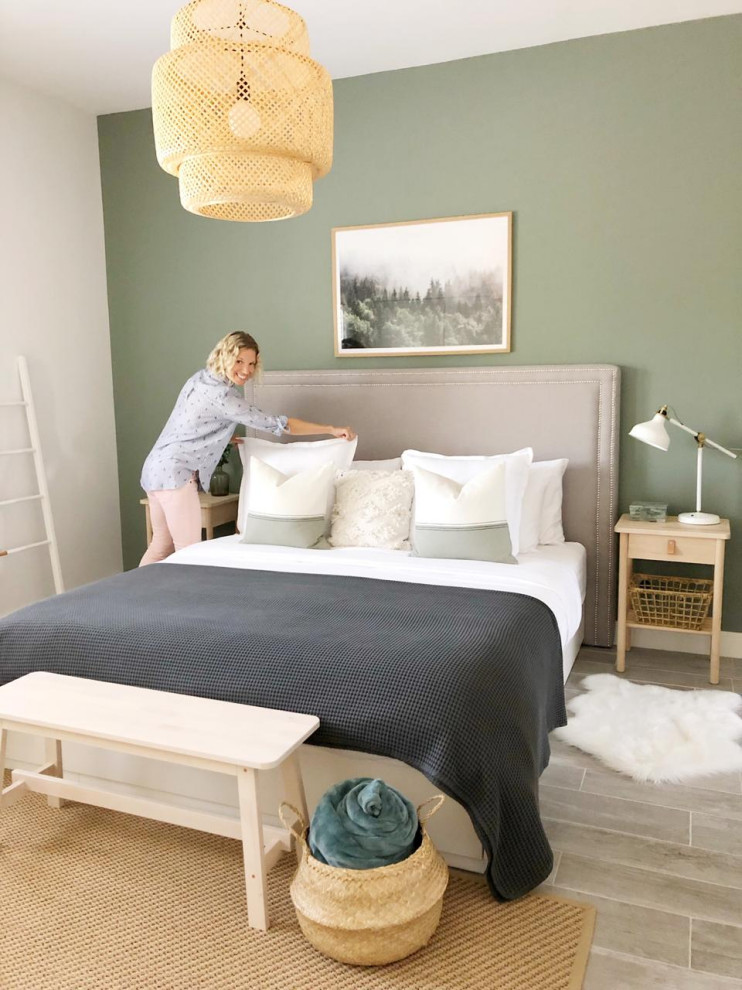 На фото: спальня среднего размера в современном стиле с зелеными стенами и акцентной стеной с