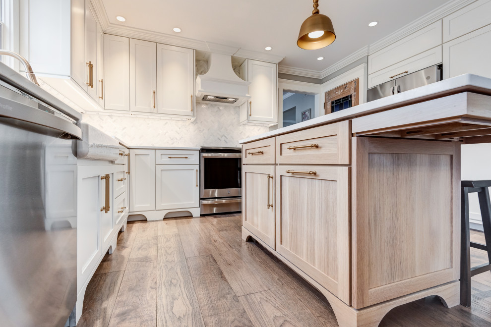 Bild på ett mellanstort vintage vit vitt kök, med en rustik diskho, skåp i shakerstil, vita skåp, bänkskiva i kvartsit, vitt stänkskydd, stänkskydd i glaskakel, färgglada vitvaror, ljust trägolv, en köksö och brunt golv
