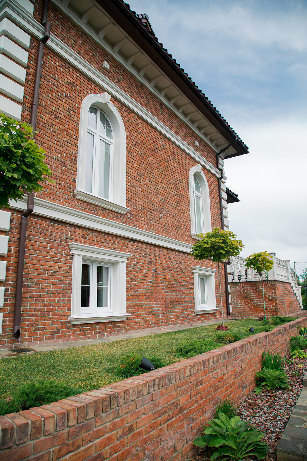 Фото реализованного проекта усадьбы с элементами из архикамня