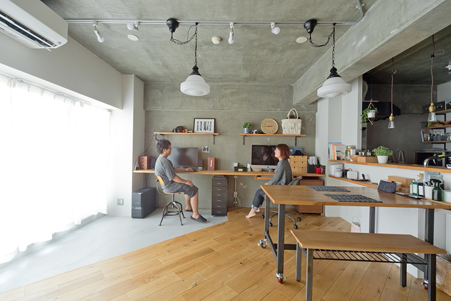 Design ideas for an industrial home office in Osaka with grey walls, medium hardwood floors, a built-in desk and beige floor.