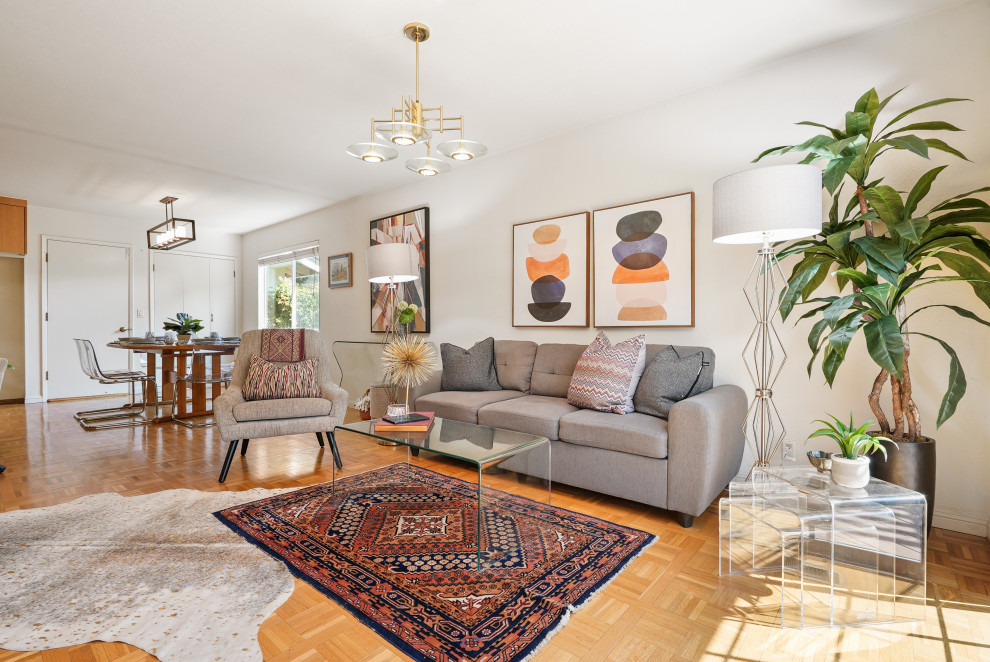 Esempio di un piccolo soggiorno moderno chiuso con parquet chiaro e pavimento marrone