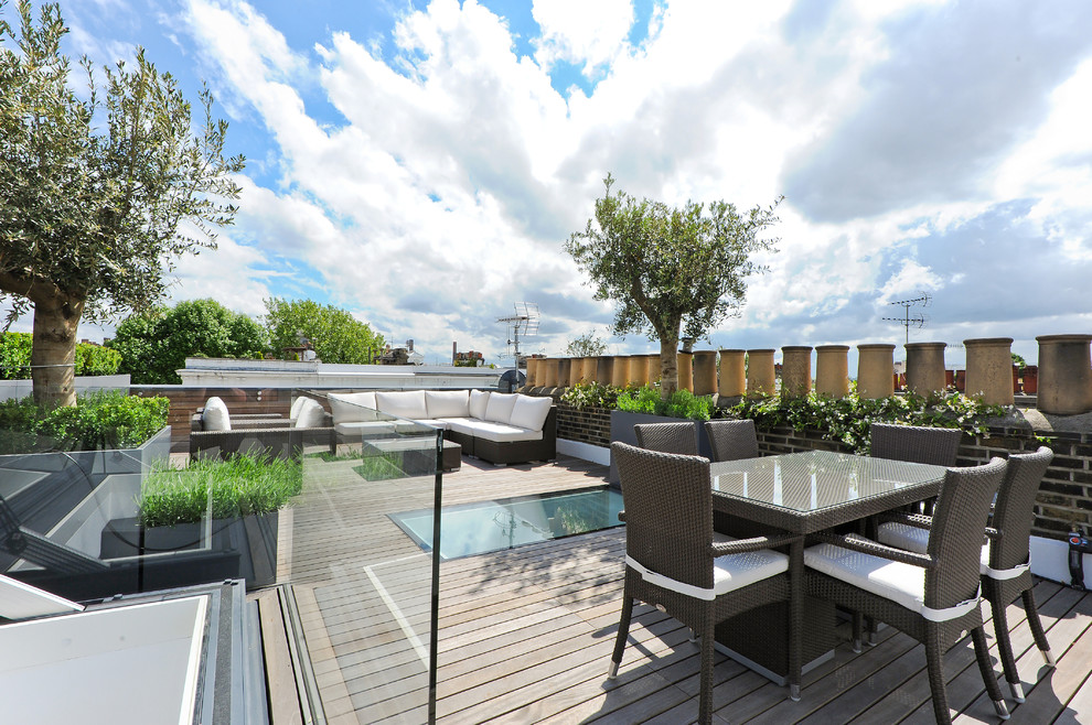 Photo of a mid-sized transitional rooftop and rooftop deck in London with no cover.