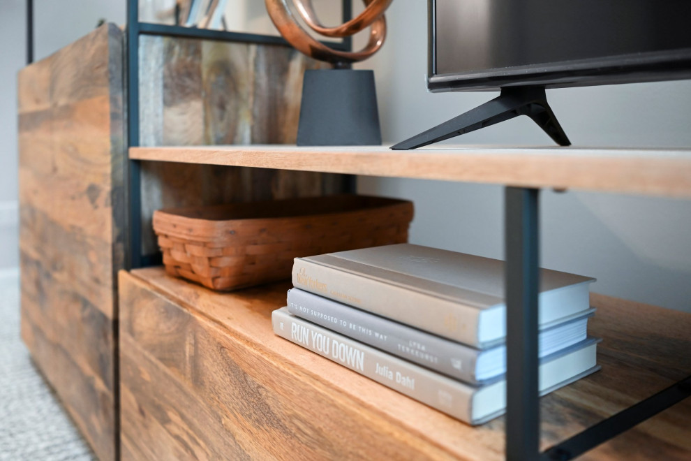 Example of a transitional home design design in Chicago