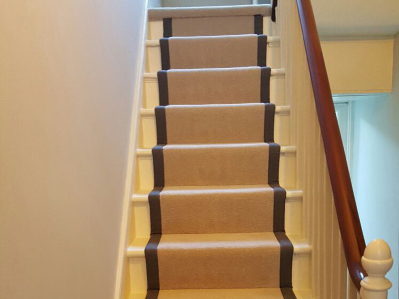 Photo of a mid-sized transitional carpeted u-shaped staircase in London with carpet risers.