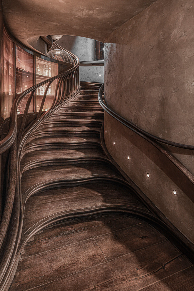 Gewendeltes, Geräumiges Stilmix Treppengeländer Holz mit gebeizten Holz-Treppenstufen und gebeizten Holz-Setzstufen in London