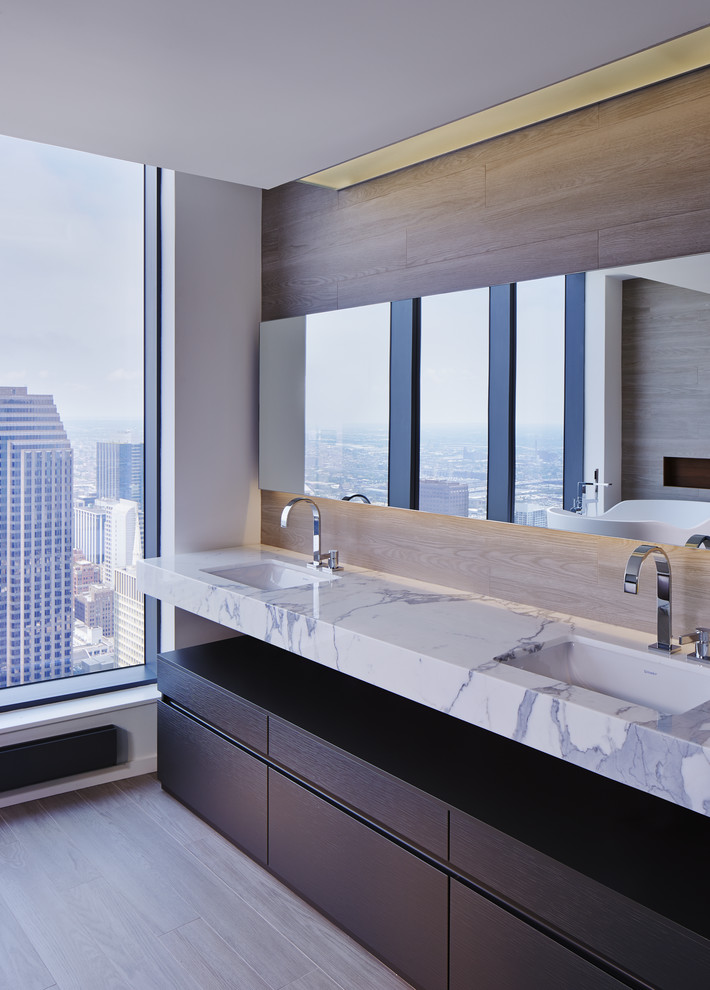 Photo of a modern bathroom in Chicago.