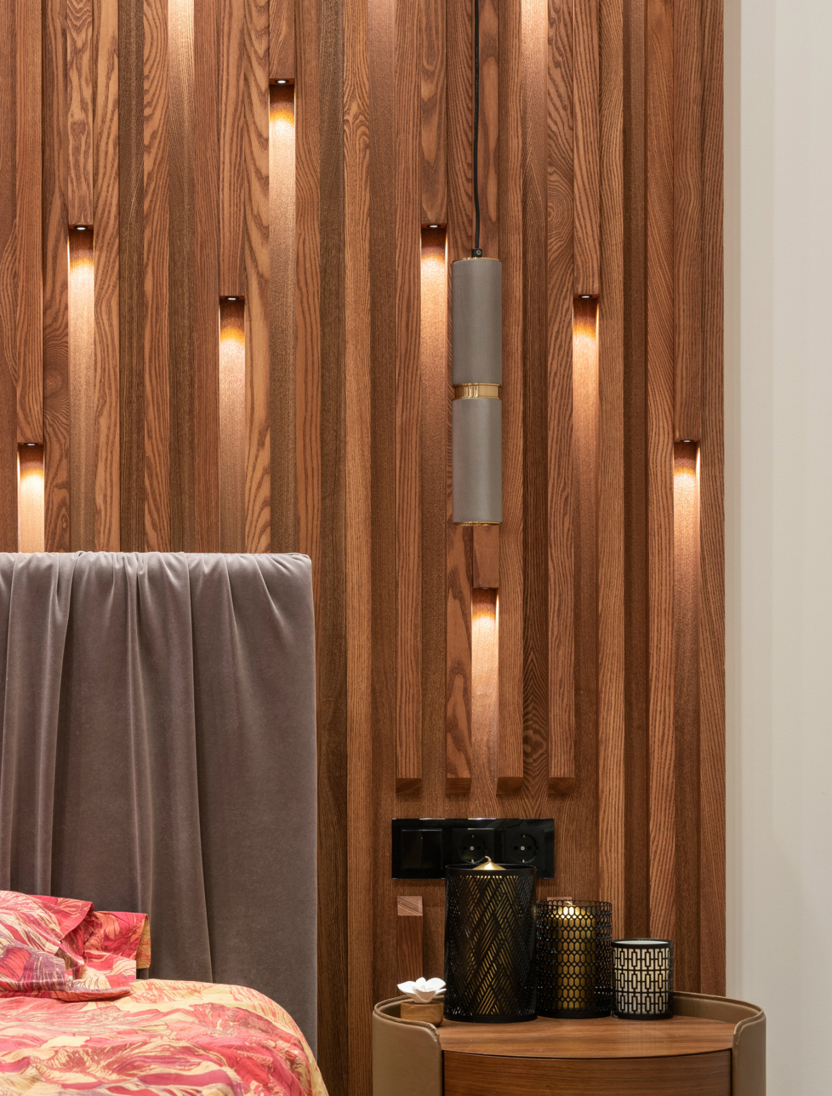 Деревянные рейки с торцевой подсветкой в спальной комнате - Ясень