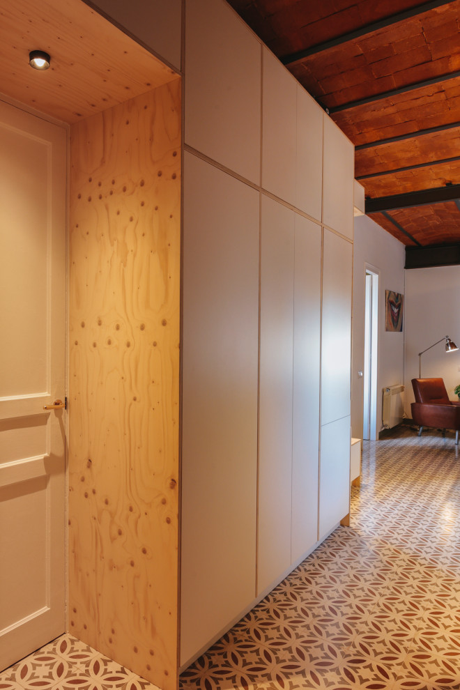 Идея дизайна: маленький коридор: освещение в стиле лофт с красными стенами, полом из керамической плитки, красным полом, сводчатым потолком и деревянными стенами для на участке и в саду