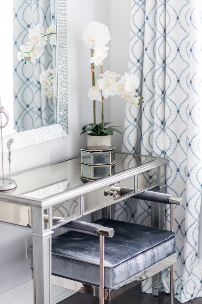 Transitional home design photo in Toronto