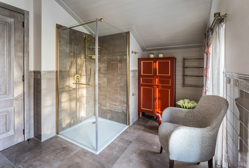This is an example of a mid-sized traditional 3/4 bathroom in Moscow with red cabinets, beige tile, porcelain tile, white walls, porcelain floors, a hinged shower door and a curbless shower.