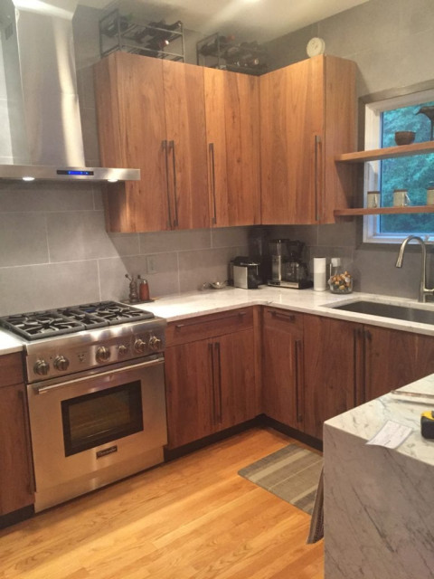Walnut Kitchen Cabinet Refacing w/ Clear Finish minimalistisch-kueche