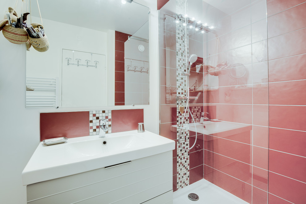Design ideas for a mid-sized contemporary master bathroom in Paris with an open shower, red tile, ceramic tile, white walls, ceramic floors, a console sink, grey floor and an open shower.
