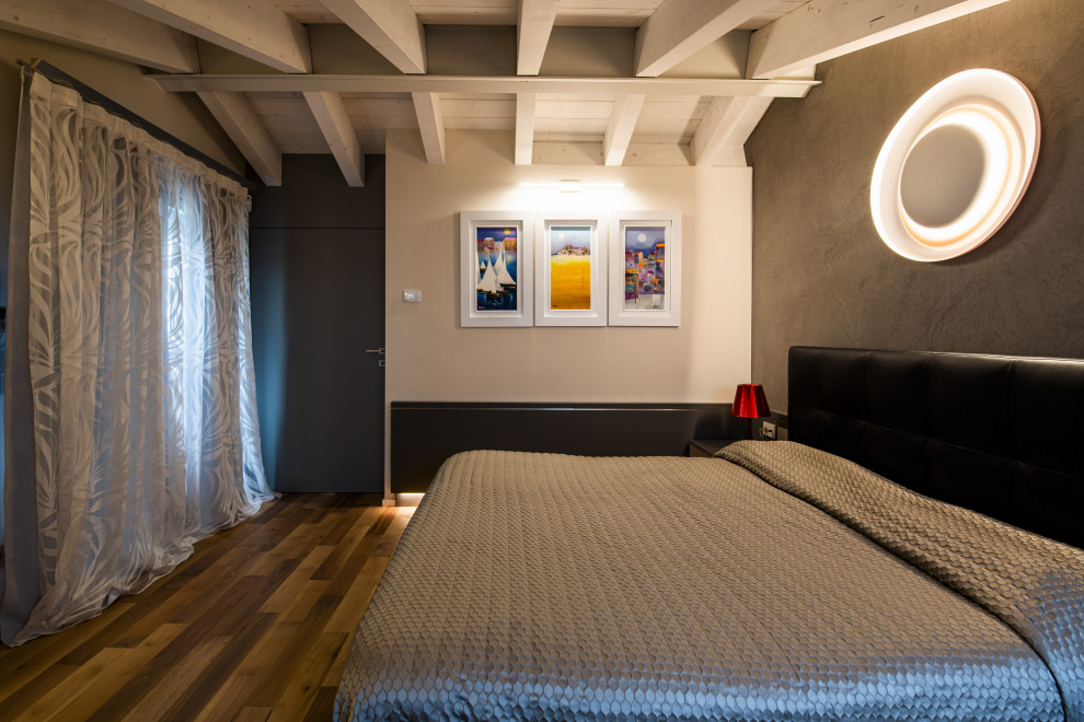 Идея дизайна: хозяйская спальня среднего размера на мансарде в стиле модернизм с серыми стенами, деревянным полом, коричневым полом, балками на потолке и панелями на стенах