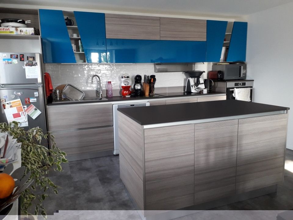Design ideas for a small contemporary galley eat-in kitchen in Marseille with a single-bowl sink, flat-panel cabinets, laminate benchtops, white splashback, ceramic splashback, ceramic floors, with island, grey floor and brown benchtop.
