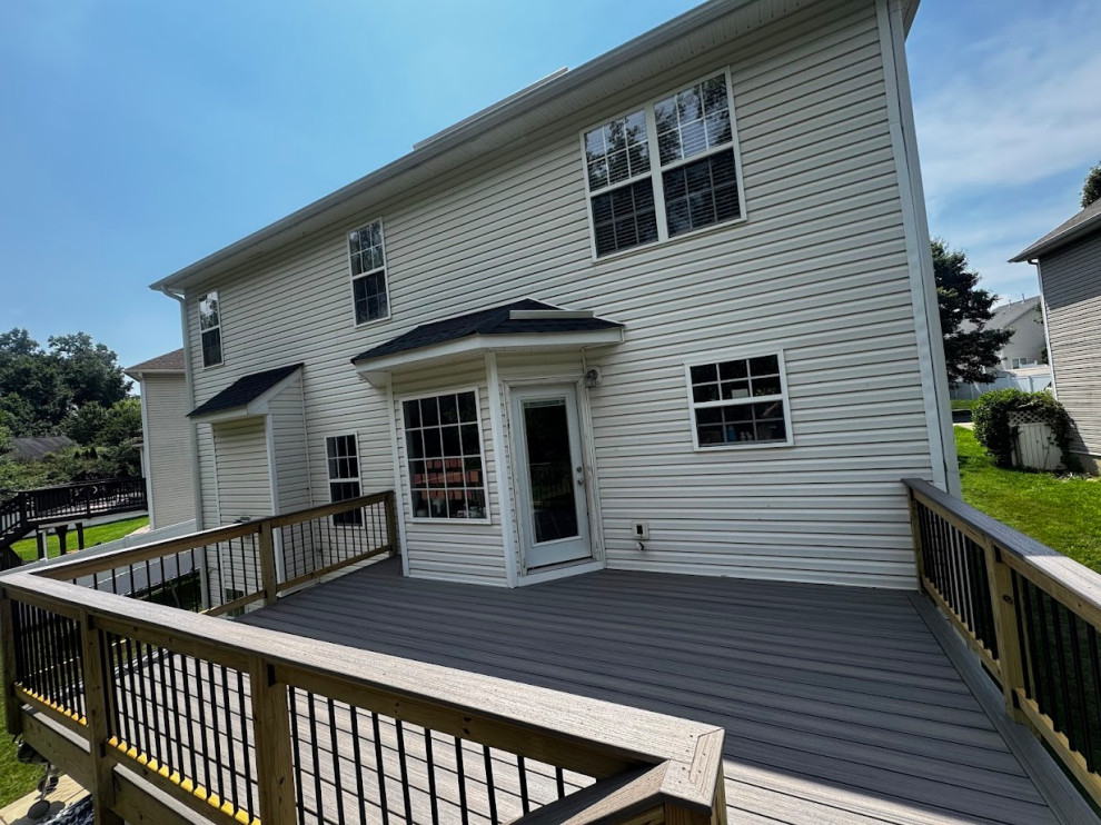 Inspiration for a transitional deck remodel in Charlotte