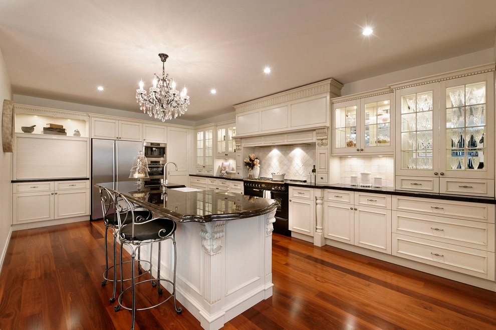 Design ideas for a traditional kitchen in Perth.