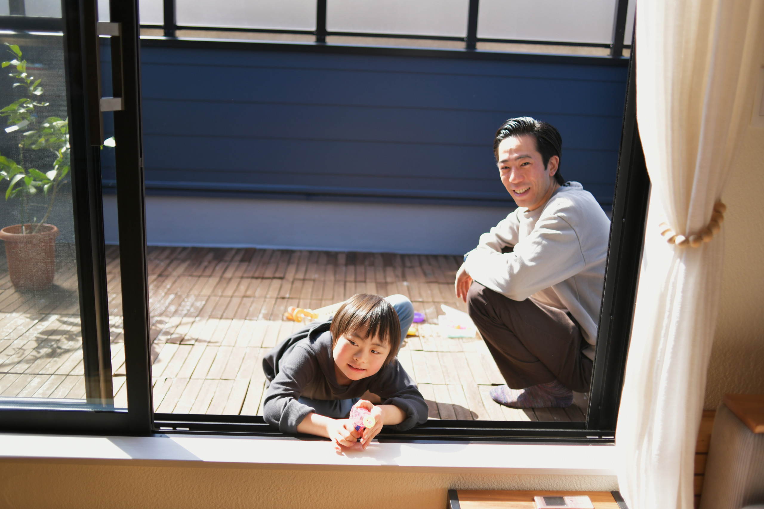 家族の笑顔輝く自然素材の家