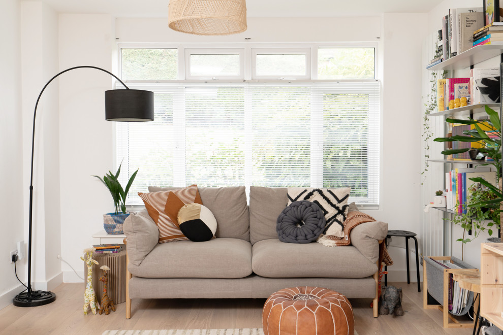 Design ideas for a contemporary living room in London.