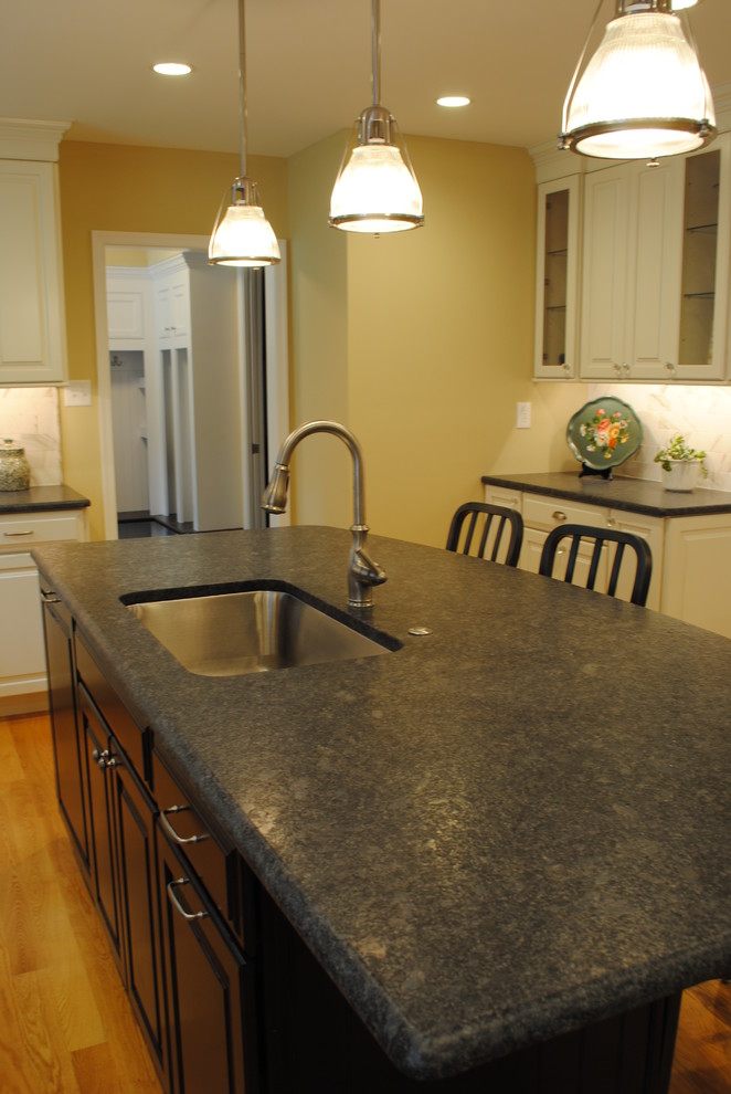 Transitional kitchen photo in Philadelphia