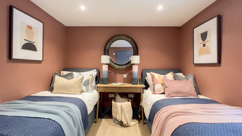 Großes Country Hauptschlafzimmer mit roter Wandfarbe, Vinylboden und Tapetenwänden in Gloucestershire