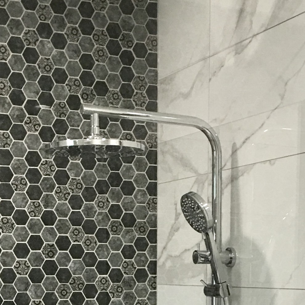 Inspiration for a mid-sized contemporary bathroom in Brisbane.