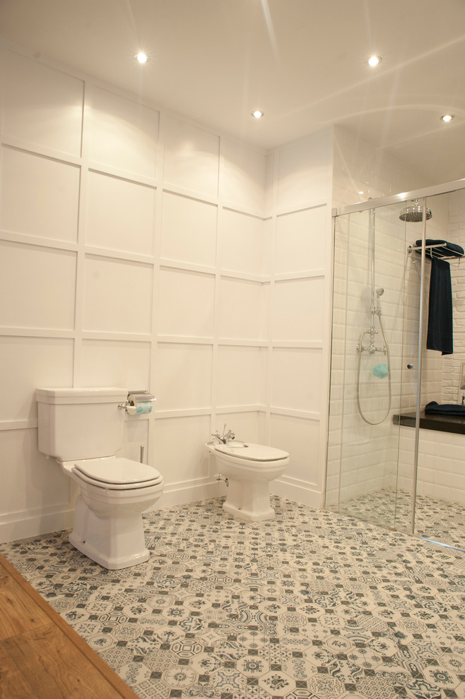 Ejemplo de cuarto de baño nórdico grande con ducha empotrada, bidé, paredes blancas, suelo de baldosas de cerámica y aseo y ducha