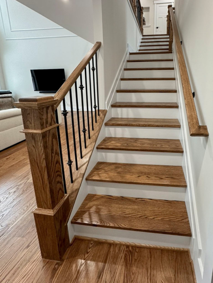Foto de escalera curva tradicional renovada de tamaño medio con escalones de madera, contrahuellas de madera y barandilla de varios materiales