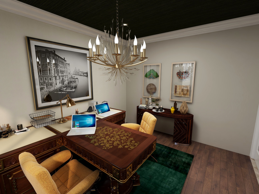 Идея дизайна: кабинет в классическом стиле с темным паркетным полом, отдельно стоящим рабочим столом, коричневым полом и потолком с обоями