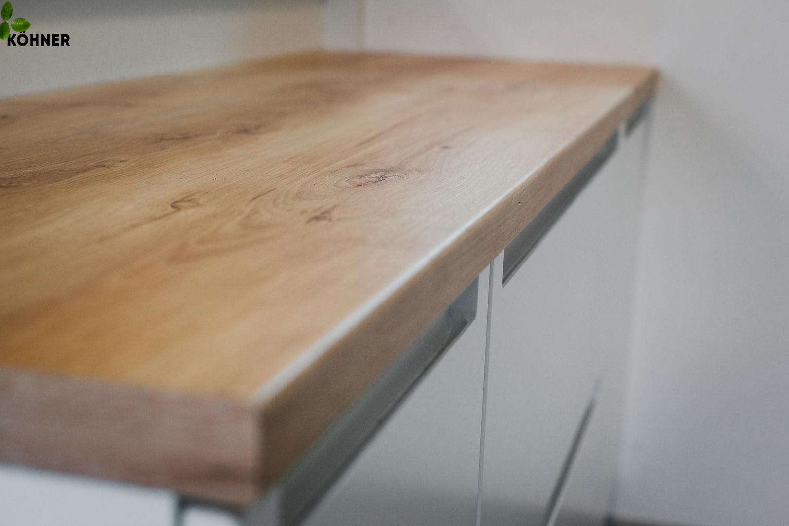 Кухня в скандинавском стиле в мансардной квартире