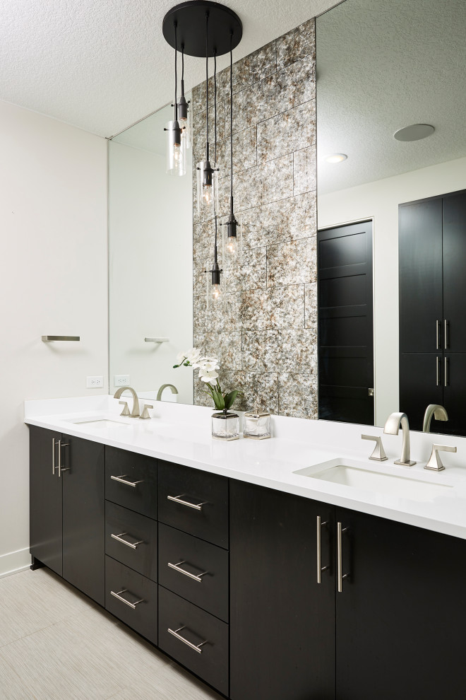 Foto på ett stort funkis vit en-suite badrum, med släta luckor, svarta skåp, grå kakel, klinkergolv i keramik, ett undermonterad handfat, bänkskiva i kvarts och grått golv
