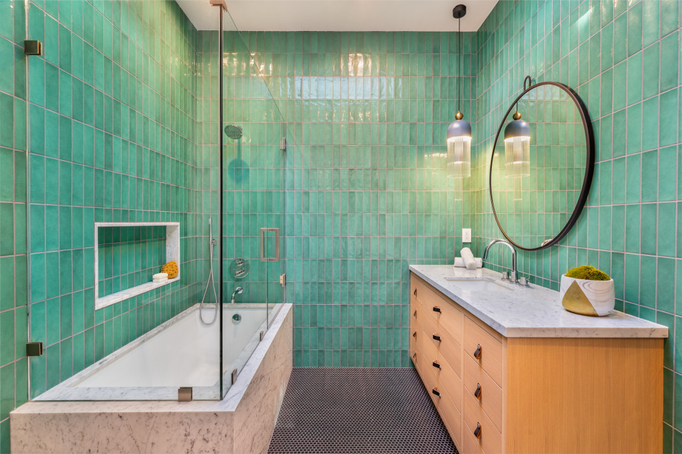 Свежая идея для дизайна: ванная комната среднего размера в стиле неоклассика (современная классика) с плоскими фасадами, фасадами цвета дерева среднего тона, отдельно стоящей ванной, душем над ванной, зеленой плиткой, керамической плиткой, зелеными стенами, полом из керамогранита, накладной раковиной, мраморной столешницей, черным полом, душем с распашными дверями, белой столешницей, тумбой под одну раковину и встроенной тумбой - отличное фото интерьера