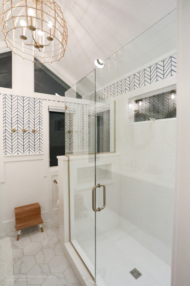 Свежая идея для дизайна: ванная комната среднего размера в морском стиле с фасадами с декоративным кантом, синими фасадами, угловым душем, раздельным унитазом, белыми стенами, мраморным полом, душевой кабиной, врезной раковиной, столешницей из искусственного кварца, белым полом, душем с распашными дверями, белой столешницей, тумбой под две раковины, встроенной тумбой, потолком из вагонки и обоями на стенах - отличное фото интерьера