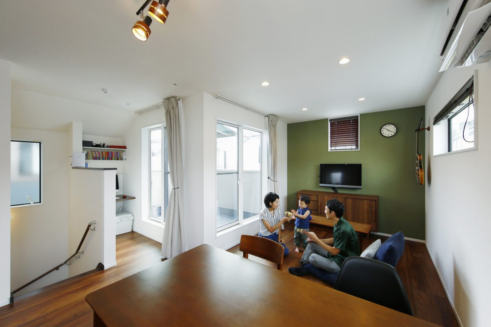 Réalisation d'une petite salle à manger ouverte sur le salon urbaine avec un mur blanc, un sol en bois brun, un sol marron, un plafond en papier peint et du papier peint.