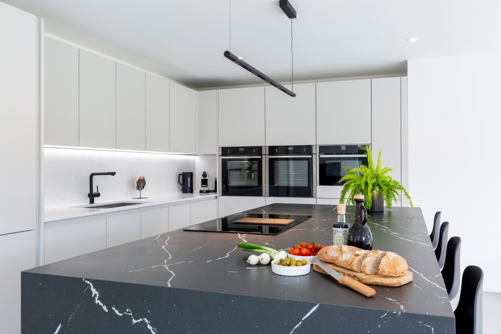 Offene, Einzeilige, Große Moderne Küche in grau-weiß mit Küchenrückwand in Grau, Kücheninsel, grauem Boden und grauer Arbeitsplatte in Cheshire
