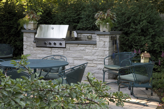 Photo of a mid-sized traditional backyard partial sun garden for summer in Chicago.