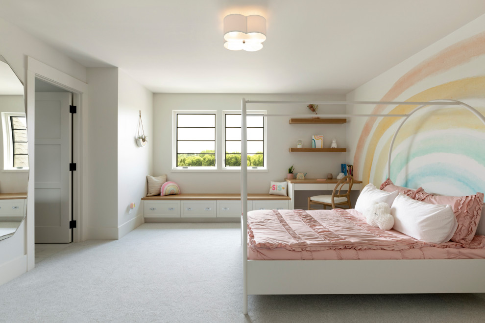 На фото: детская в стиле неоклассика (современная классика) с спальным местом, белыми стенами, ковровым покрытием и обоями на стенах для ребенка от 4 до 10 лет, девочки с