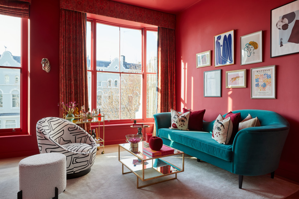 Immagine di un soggiorno boho chic di medie dimensioni con angolo bar, pareti rosa, pavimento in legno massello medio e TV a parete