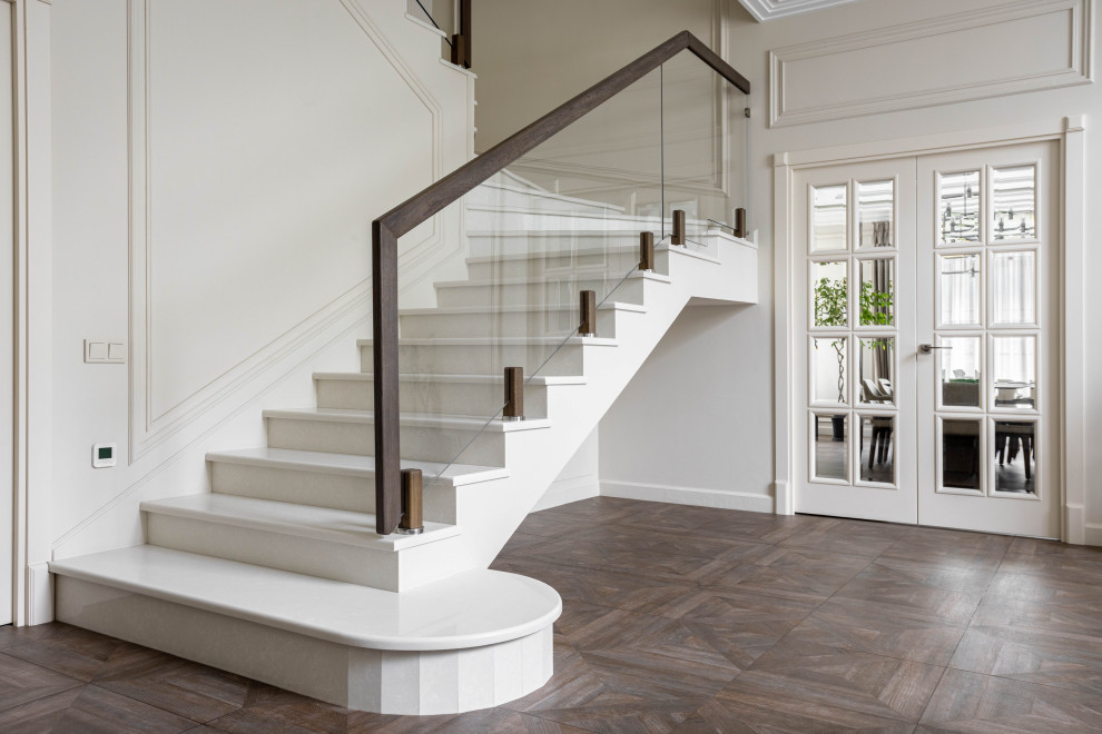Источник вдохновения для домашнего уюта: винтовая лестница среднего размера в современном стиле с деревянными перилами
