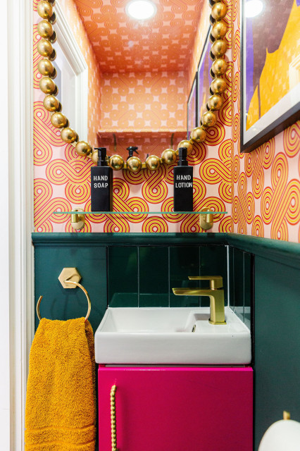 Fun Cloakroom with Striking Patterned Wallpaper eklektisk-toalett