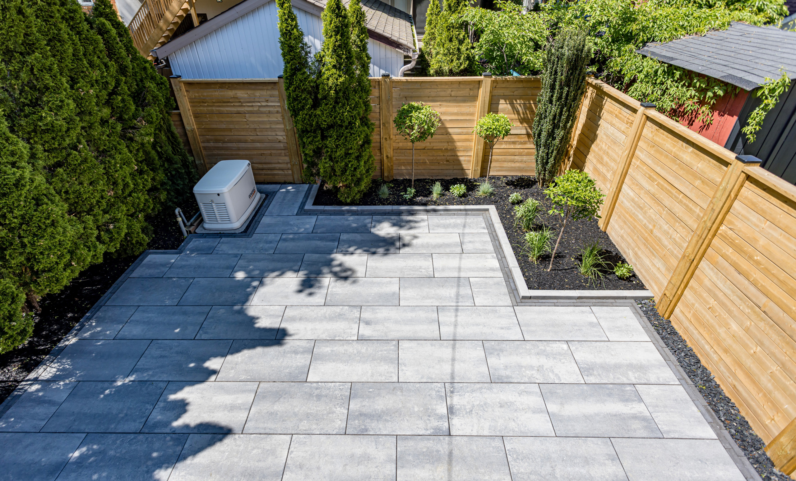 Avenue Road Outdoor living space