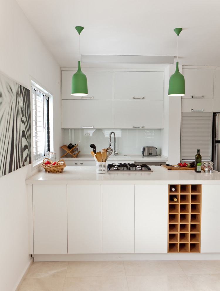 Photo of a contemporary kitchen in Tel Aviv with white splashback and glass sheet splashback.