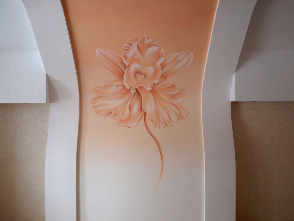 Роспись стен в доме.