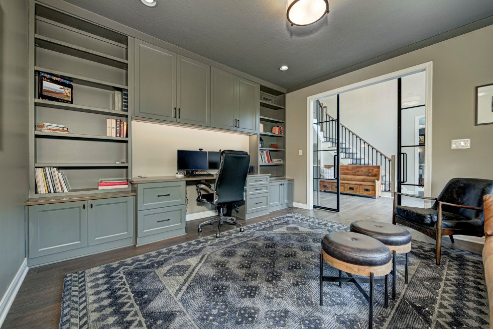 Imagen de despacho actual de tamaño medio con paredes beige, suelo de madera oscura, bandeja, suelo marrón y escritorio empotrado
