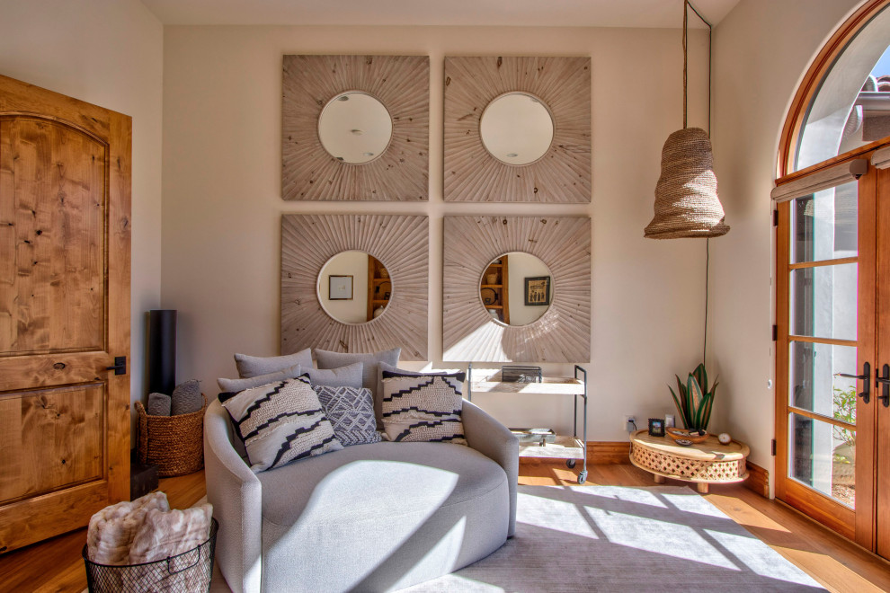 Inspiration för mellanstora moderna hemmagym med yogastudio, med vita väggar och mellanmörkt trägolv