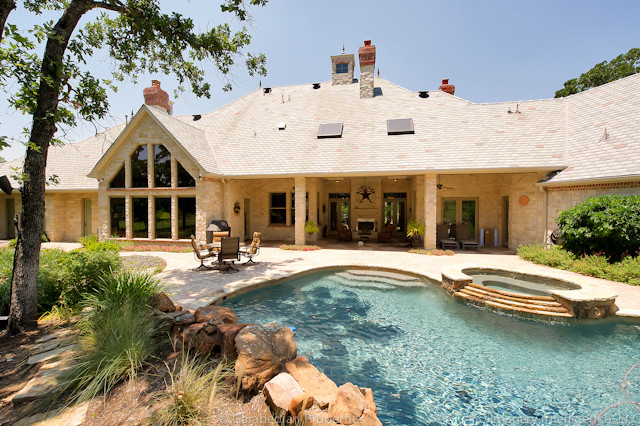 Design ideas for an expansive traditional one-storey exterior in Dallas.