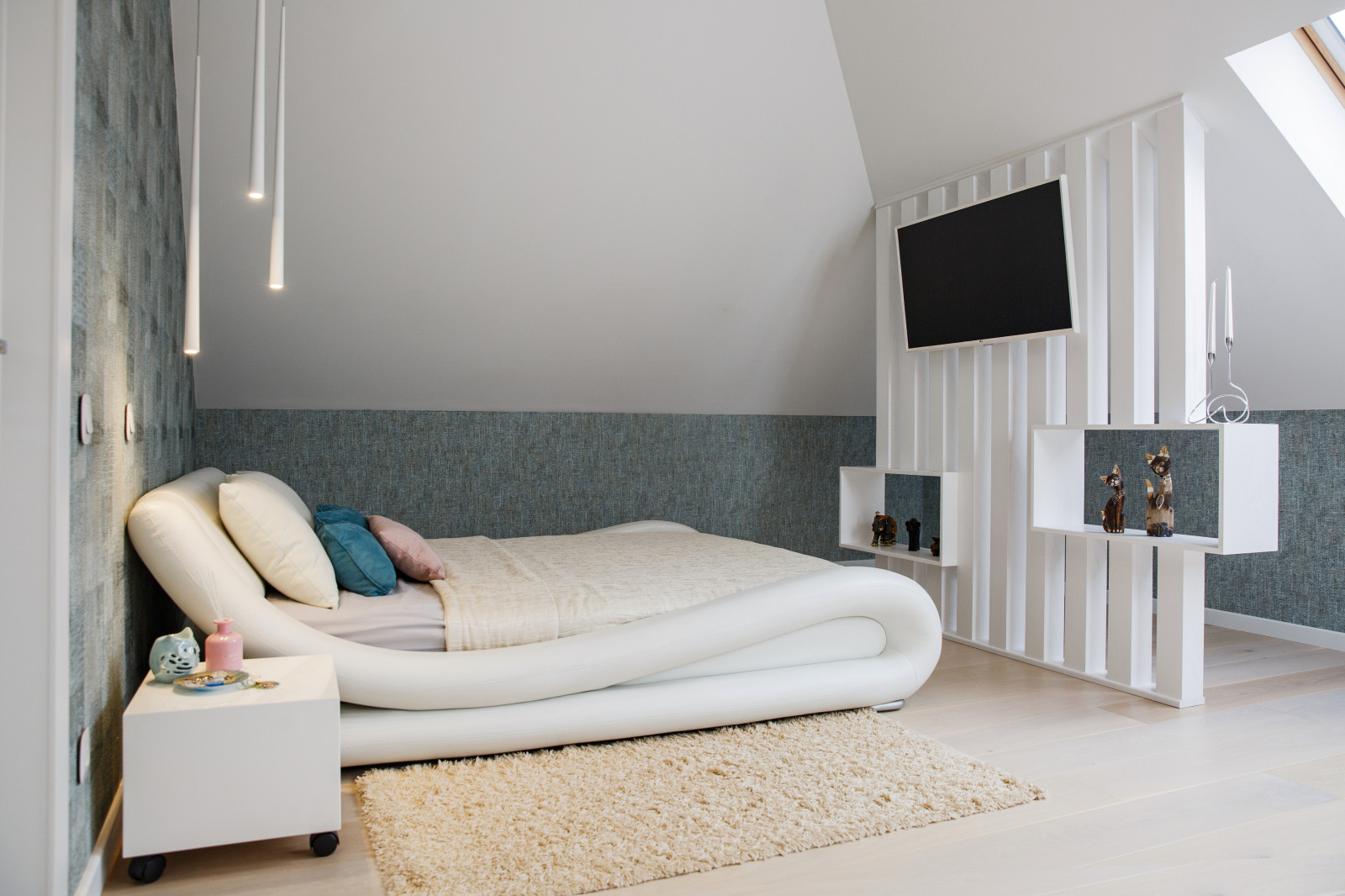 Двухэтажная квартира с мансардным потолком