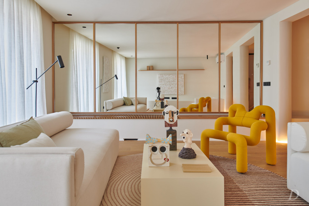 Diseño de salón abierto contemporáneo con paredes beige