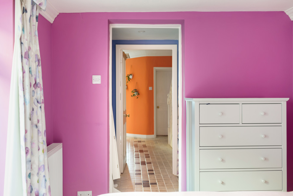 На фото: хозяйская спальня среднего размера в современном стиле с фиолетовыми стенами, ковровым покрытием, бежевым полом и акцентной стеной без камина с
