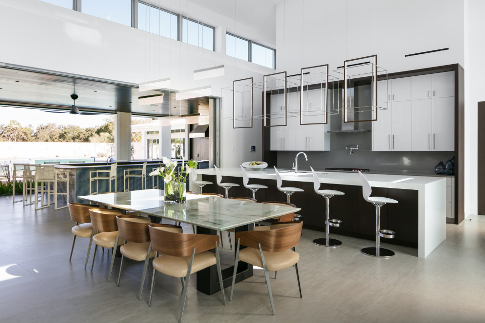 Ispirazione per un'ampia sala da pranzo aperta verso il soggiorno contemporanea con pavimento in gres porcellanato, pavimento grigio e soffitto a volta
